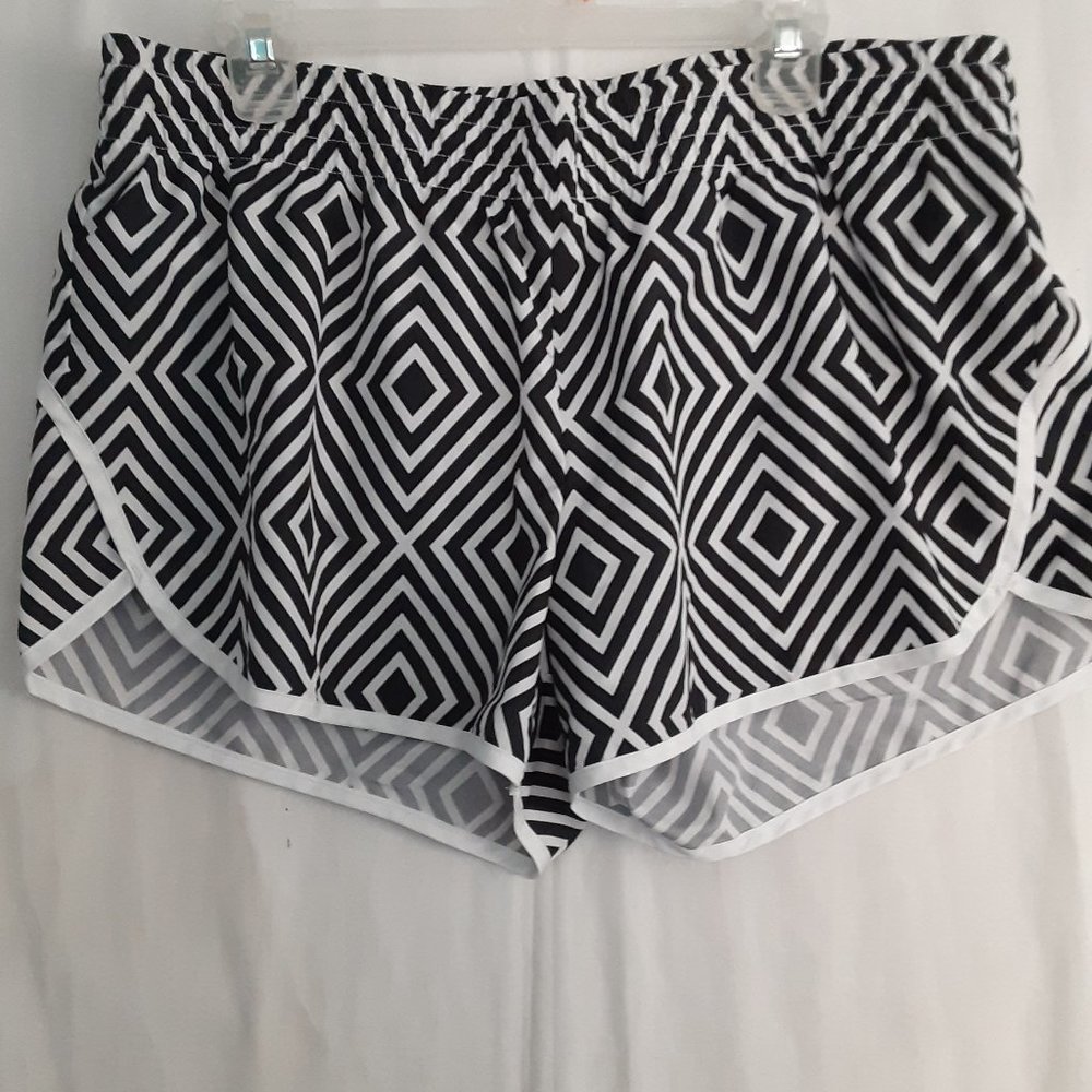 athletic black and white short size 16-18